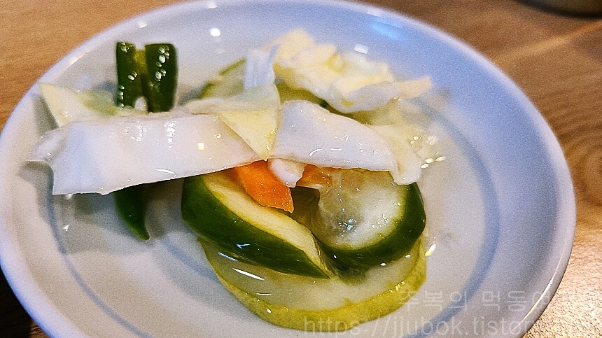 을지돈까스-밑반찬-피클