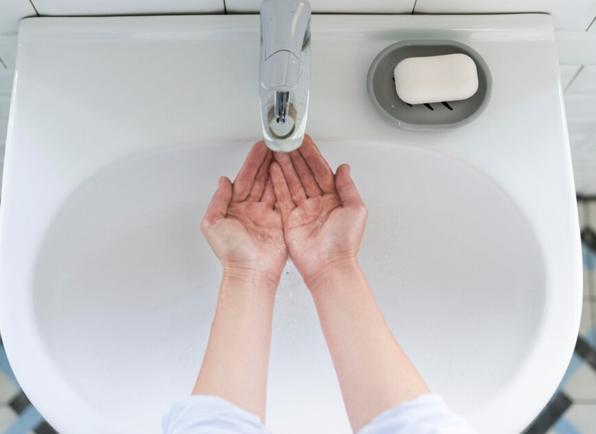 손을 씻고 있다.