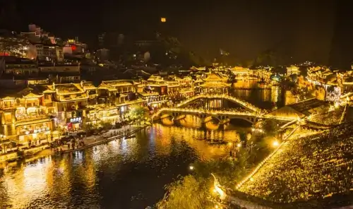 황금빛으로-물든-장가계-봉황고성-야경