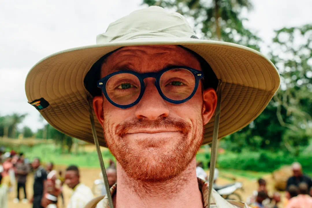 한 남성이 나와 있는 모습