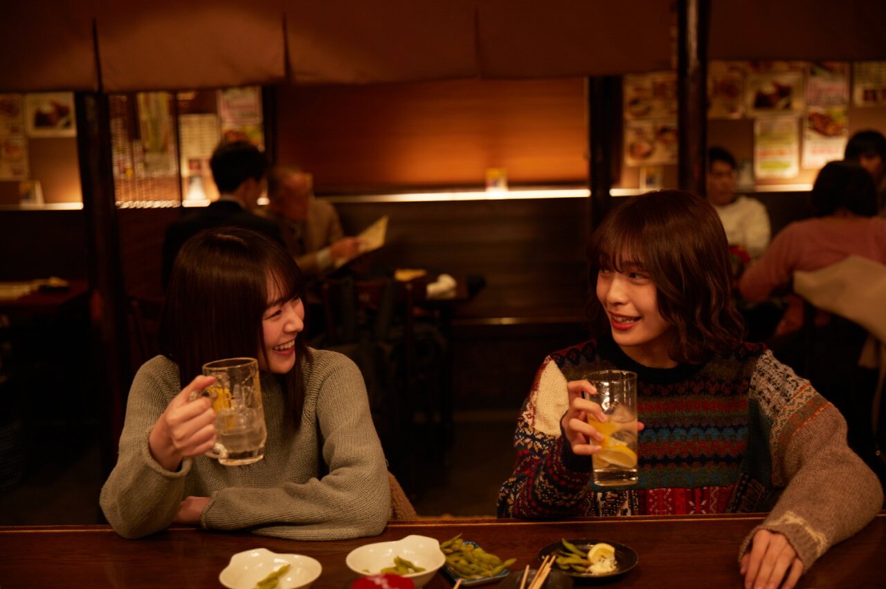 이이즈카와 중학교 동창이 술집에서 함께 술 마시며 즐거워하는 모습