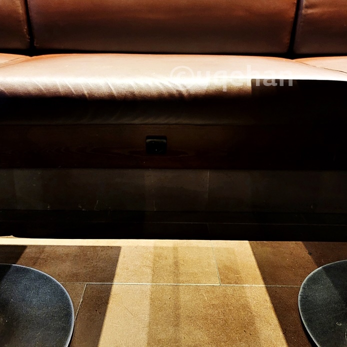 스타벅스 동두천 DT 2층의 소파에 컨센트가 있다.