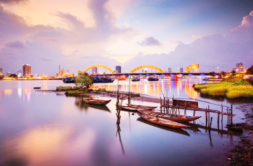 다낭 자유여행 중 만날 수 있는 용머리 다리가 보이는 풍경