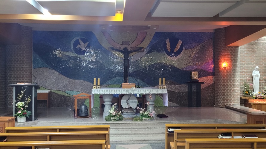 익산 주현동성당 안 제대, 제단, 감실, 십자고상 사진