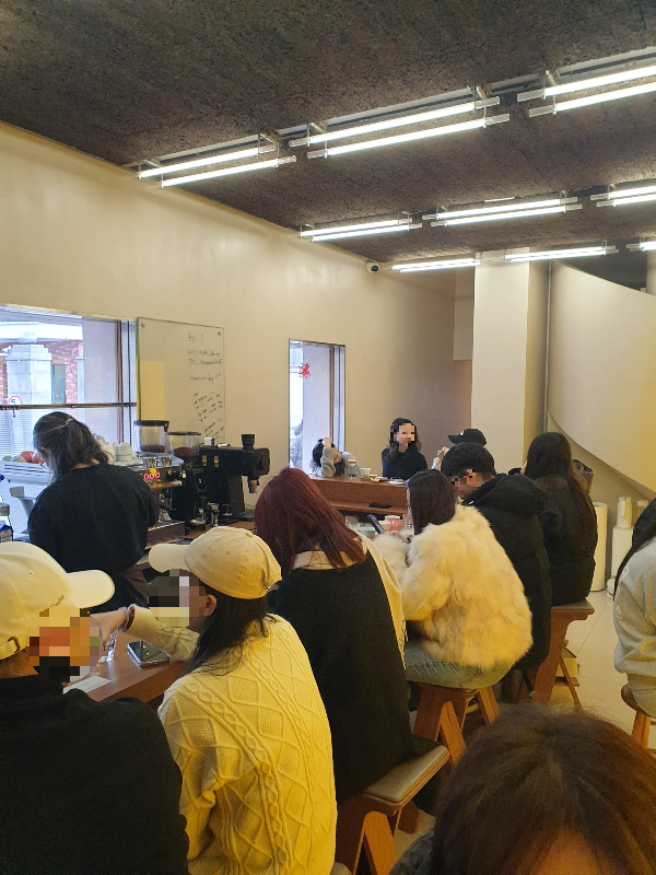 이미 많은 사람들이 자리를 잡고 앉아 있다.