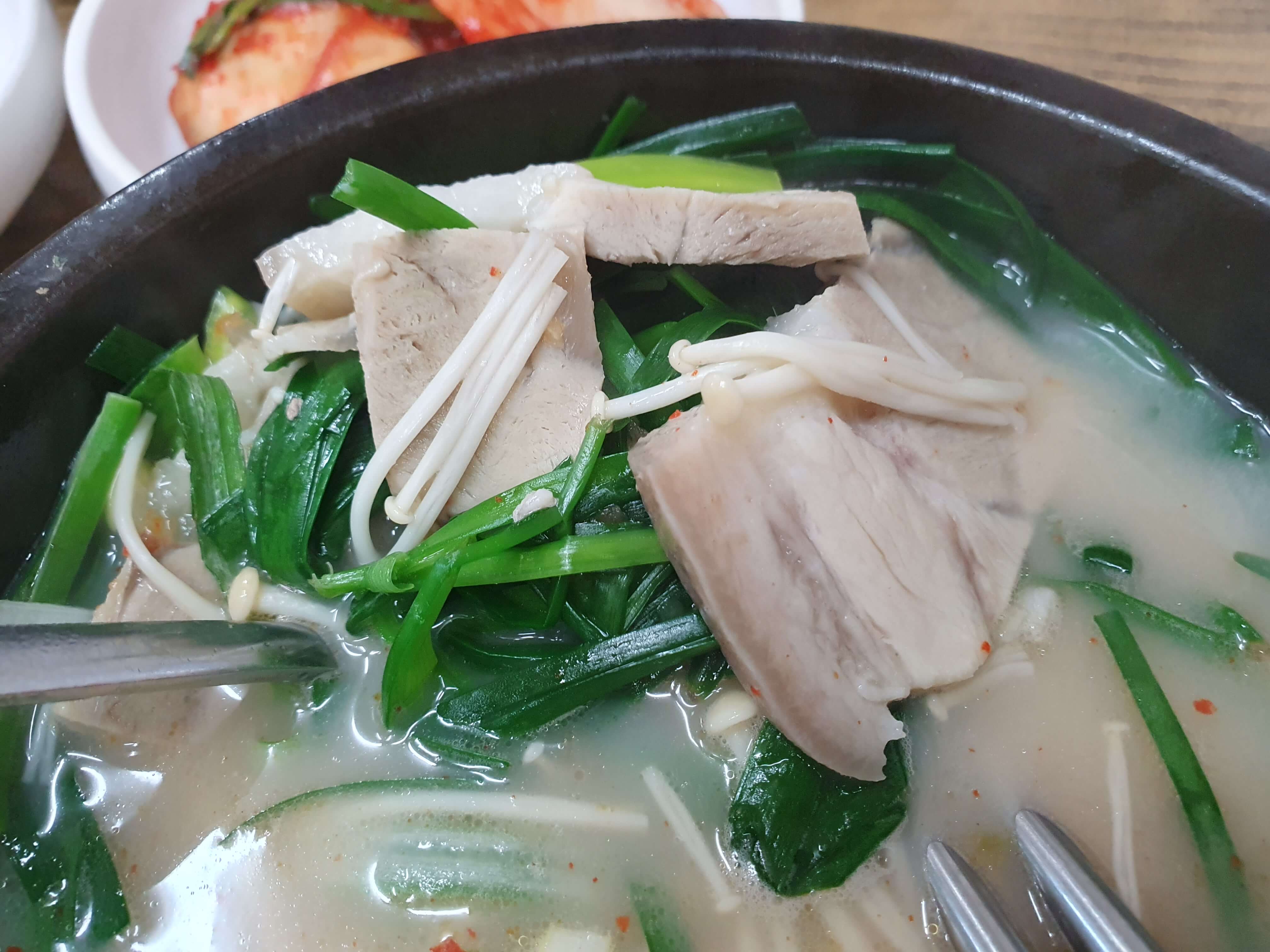 뻑뻑하고, 냄새가 많이 나는 돼지고기