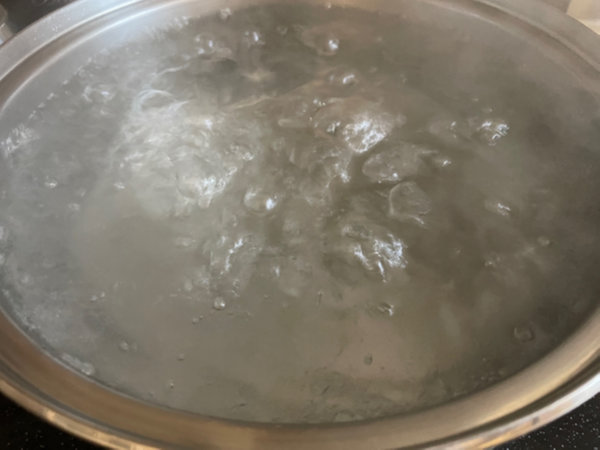 바글바글 끓고 있는 오이지 소금물