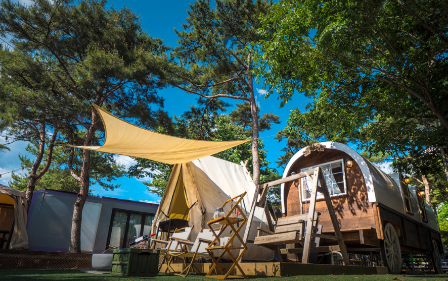 마차를 연상시키는 숙소가 재미있다.