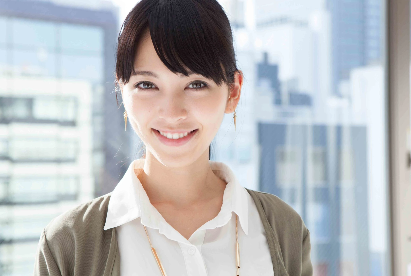 웃고 있는 여성