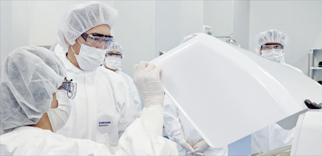 이재용 삼성전자 회장이 삼성바이오로직스 송도캠퍼스 4공장을 점검하고 있다.