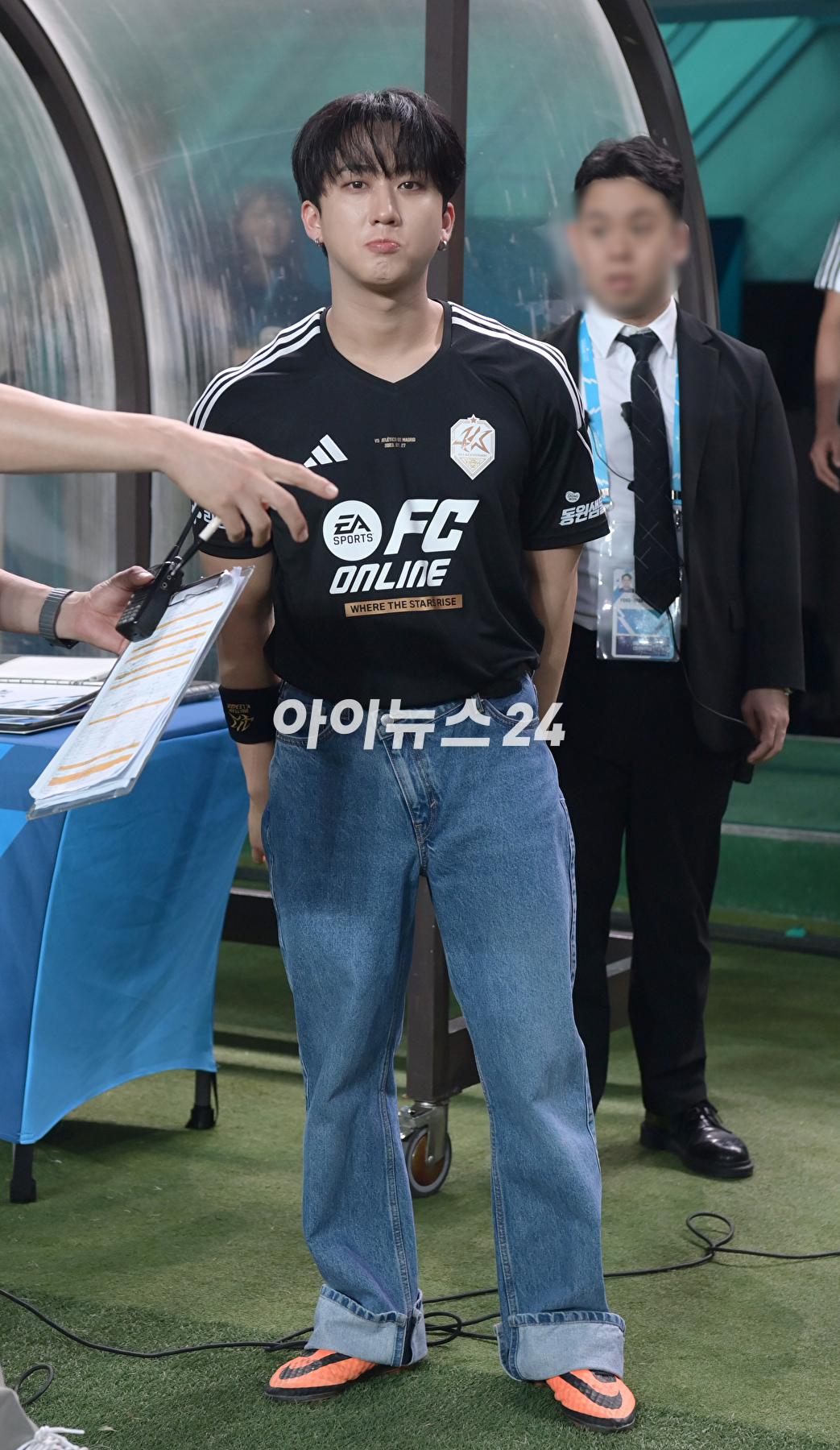 27일 서울 마포구 서울월드컵경기장에서 열린 쿠팡플레이 시리즈 1차전 팀 K리그와 아틀레티코 마드리드의 경기에서 그룹 스트레이키즈(Stray Kids) 창빈이 시축을 준비하고 있다. [사진=정소희 기자]