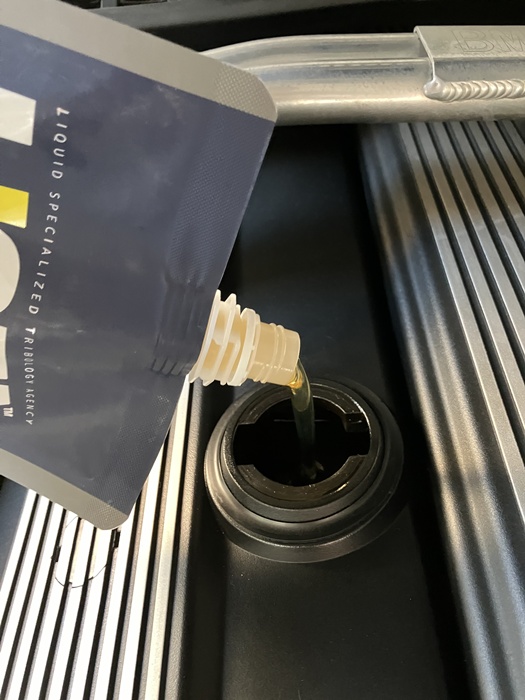 리스타 S1 첨가제를 엔진에 직접 주입하는 모습