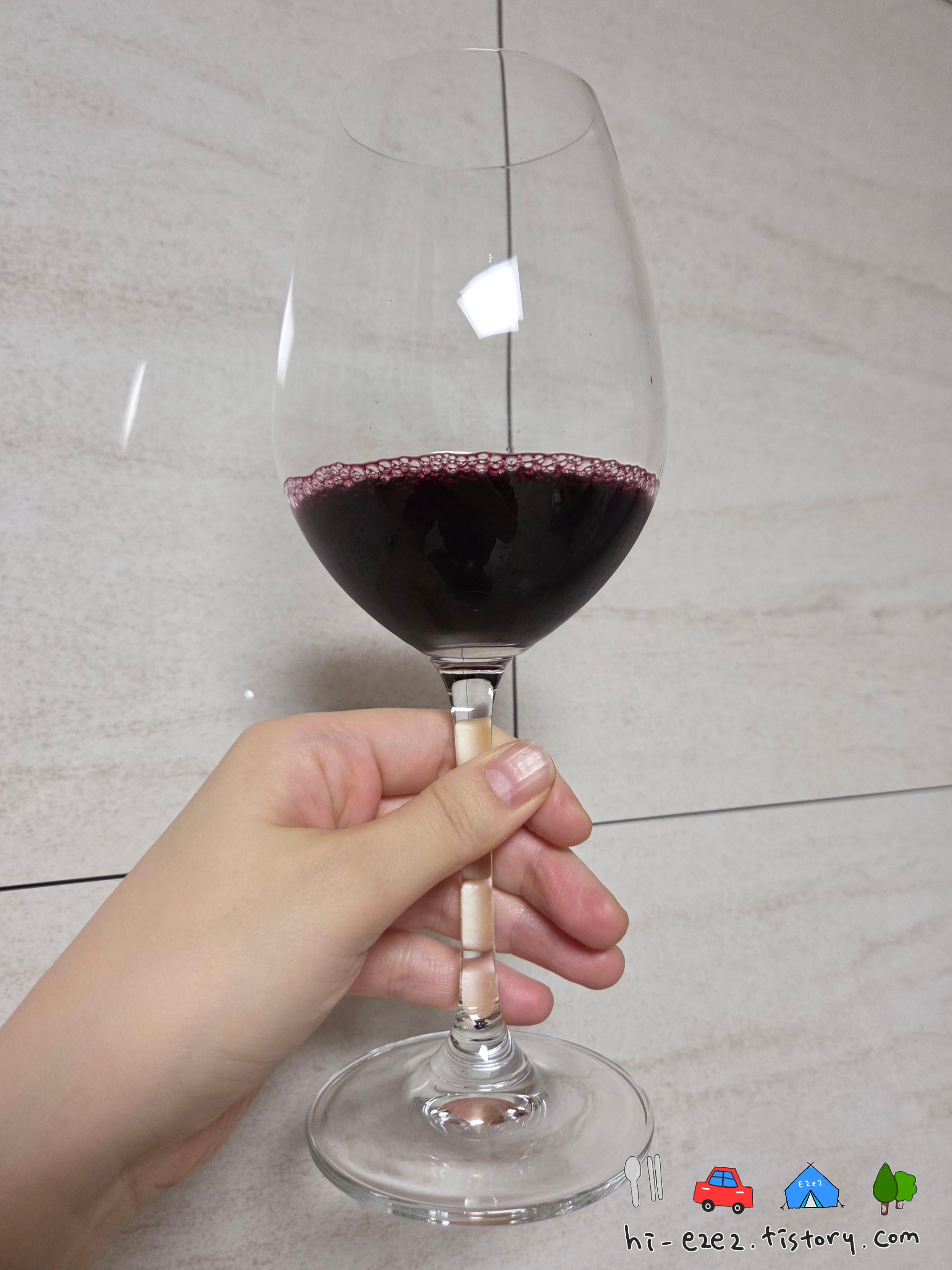 레알 꼼빠니아 뗌쁘라니요 와인 잔 클로즈업