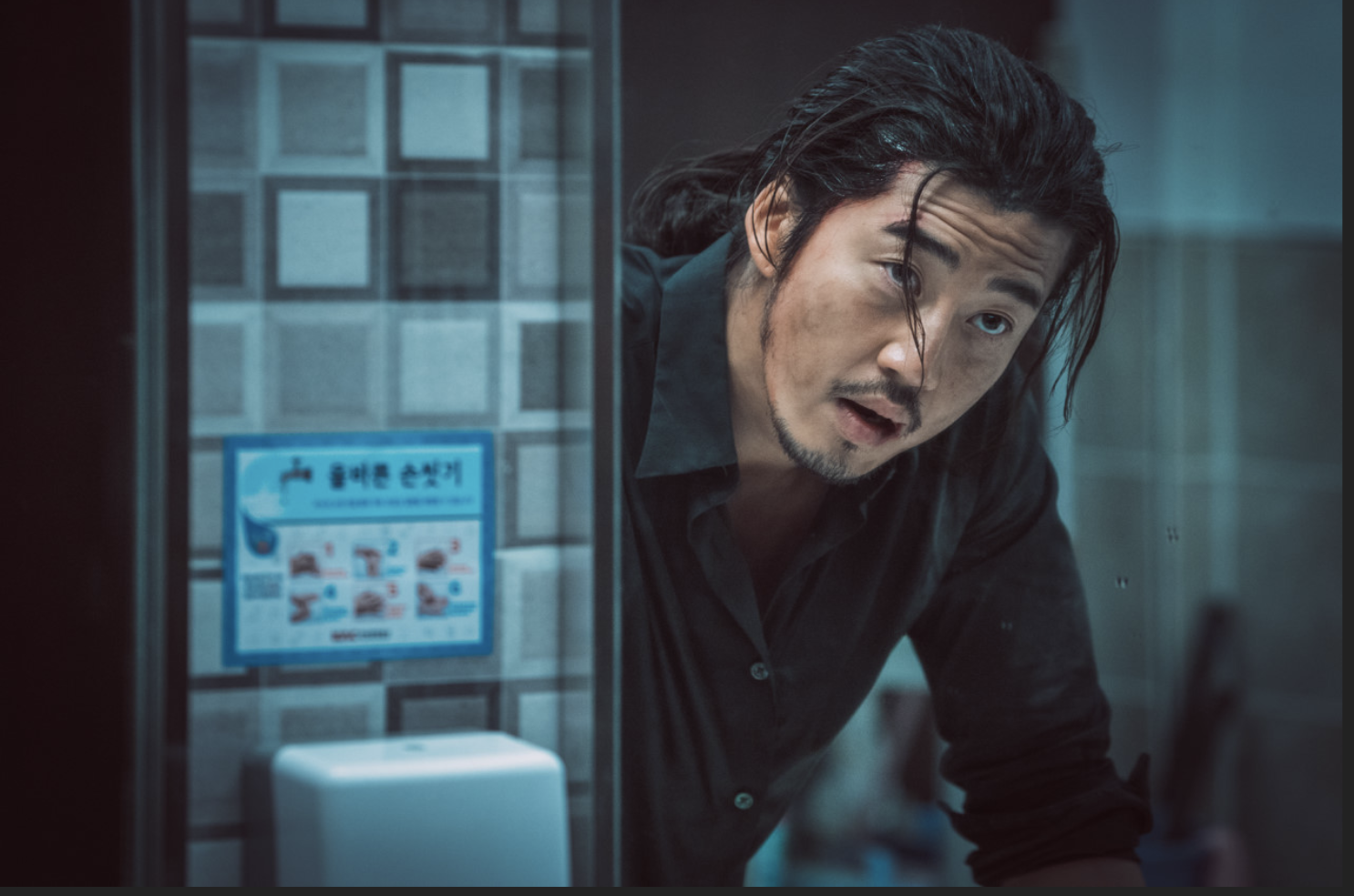 화장실에서 마석도를 마주하는 장첸