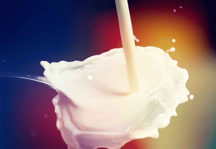 바닥에-부어지는-우유