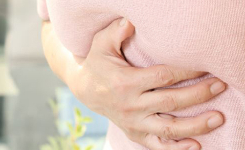 가슴부위-누르고-있는-손