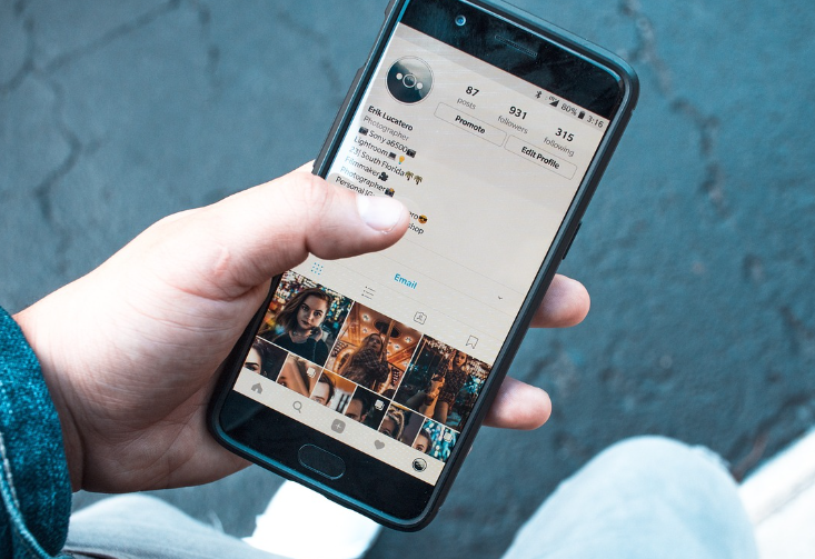 갤럭시 스마트폰 사용하는 모습