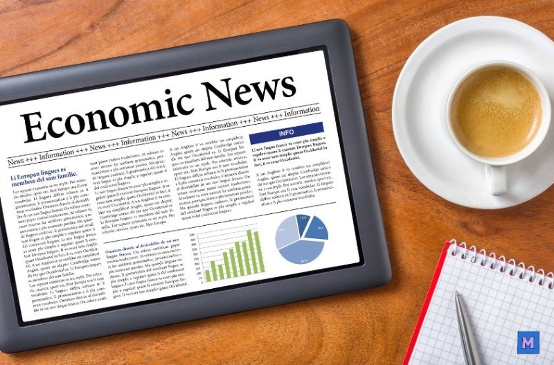 하루 10분 경제 공부 습관 - 아침 커피와 함께 태블릿으로 경제 뉴스를 읽으며 돈 버는 습관을 만드는 모습 via canva