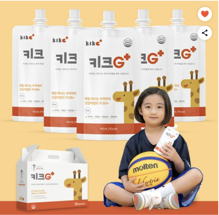 나무 테이블 위에 놓인 키크G+ 파우치 한 개와 그 주변에 정갈하게 배치된 벌꿀, 대추, 녹용 등 천연 원료들의 플랫레이 샷. 제품의 깨끗한 성분과 고급스러운 품질을 강조하는 매거진 스타일의 사진.