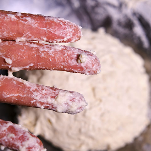 손에 묻은 밀가루 반죽