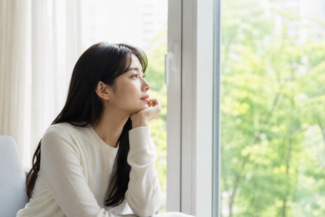 창밖 먼 곳을 바라보며 눈에 휴식을 주는 여성
