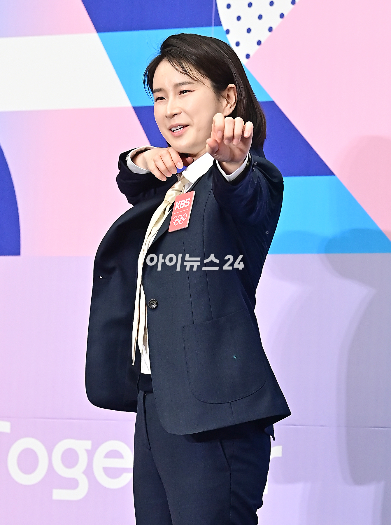 해설위원 기보배가 26일 오전 서울 여의도 KBS신관에서 열린 '2024 파리 하계올림픽 KBS 방송단 발대식'에서 기념촬영을 하고 있다. [사진=곽영래 기자]