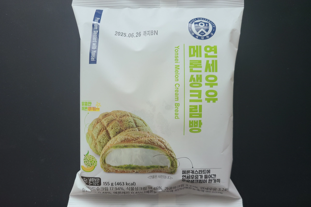 연두색과 갈색이 조화된 패키지에 메론빵 이미지가 인쇄된 모습