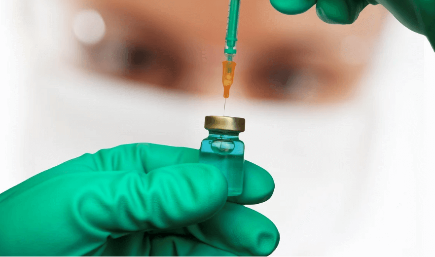 백신 바이알과 주사기