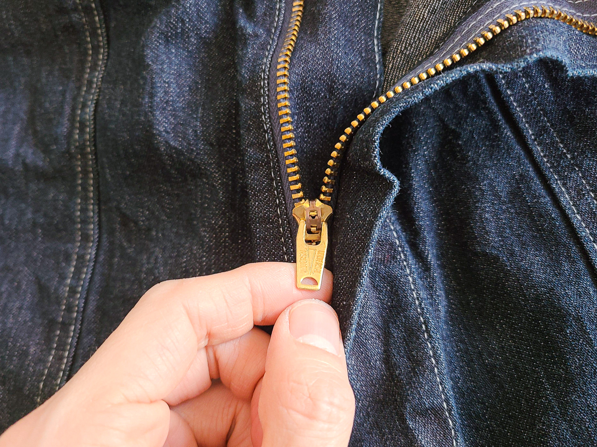 YKK 사의 금색 유니버셜 지퍼 사용.