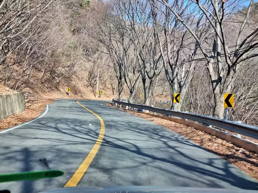 한티휴게소 인근의 고갯길은 이렇습니다.