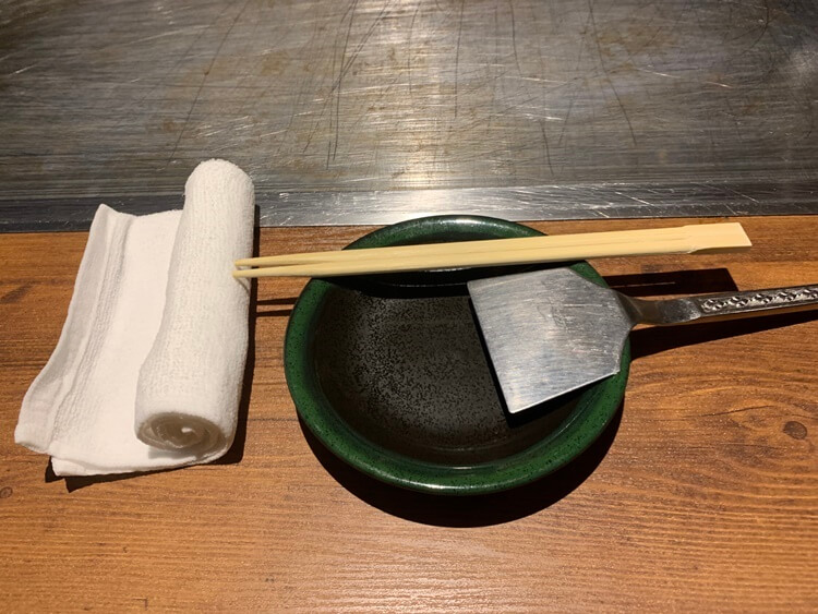 물수건, 젓가락, 철 뒤집게, 그릇