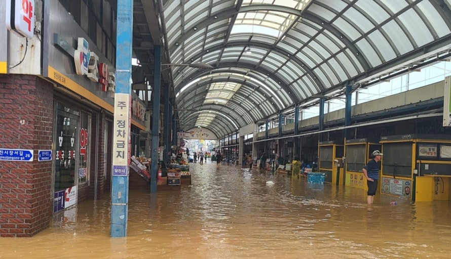 폭우 피해 전통시장, 최대 1억 원 저리대출…정부 긴급 복구 지원 나선다!