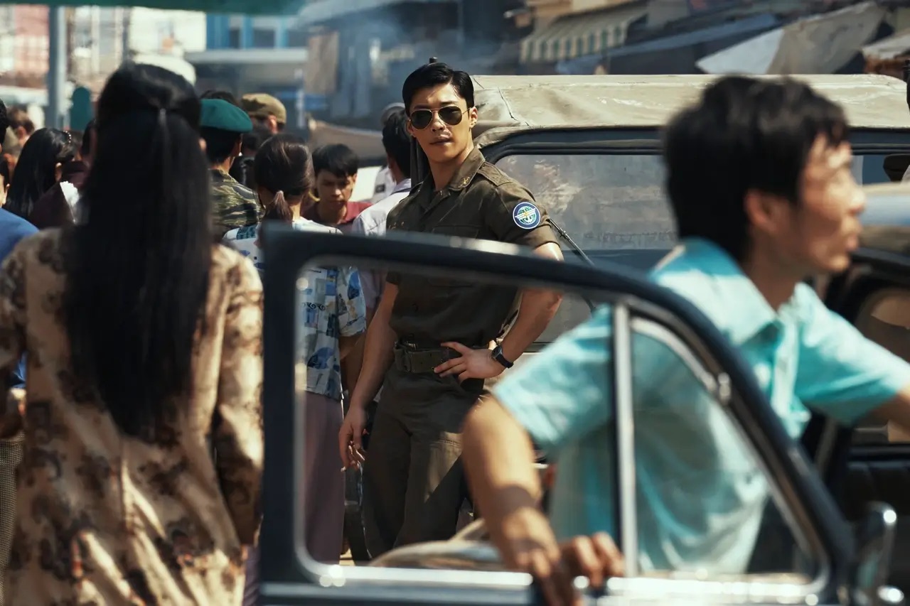 베트남에서 자동차에 기댄 채 옆구리에 손을 얹고 서있는 백기태의 동생