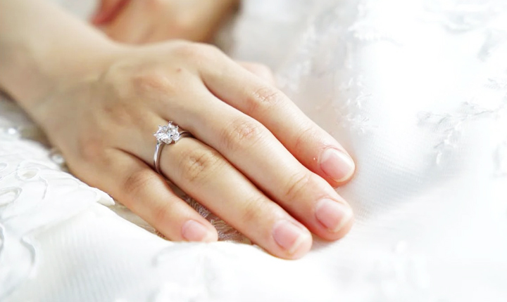 관절꺽기 손가락 목 허리 위험성 이미지