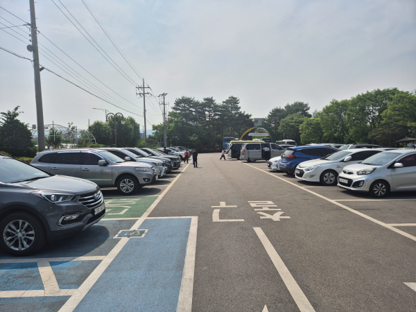 강원도립화목원 출구 방향 주차장의 모습, 떠나는 아쉬움