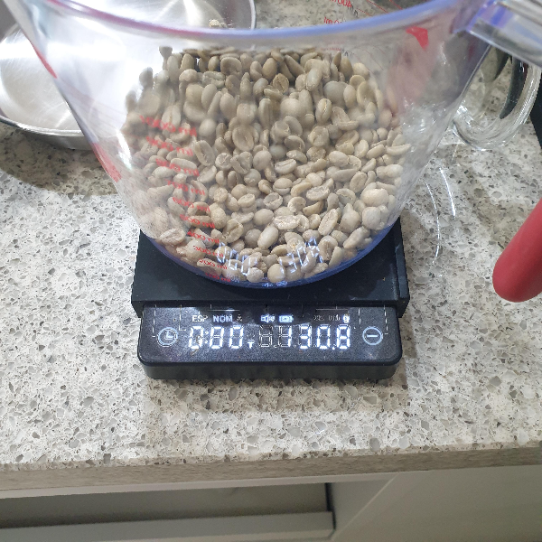 생두의 물리적 조건이 커피 품질을 좌우한다_계량컵에 담긴 생두