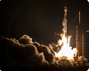 로켓이 거대한 화염과 연기를 뿜으며 발사되는 장면