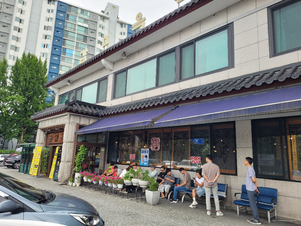 줄서서 대기중인 사람들