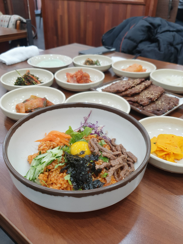 비빔밥과-반찬