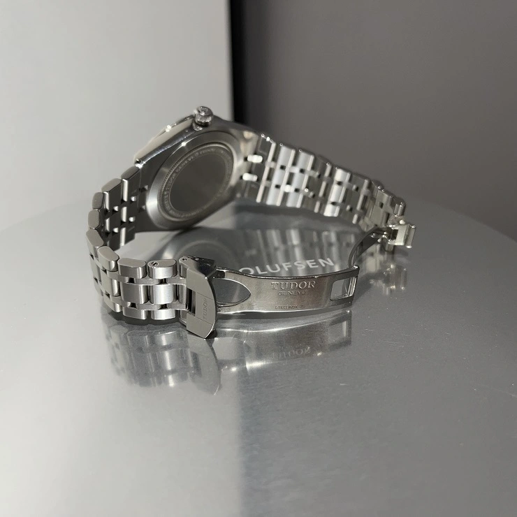 독자적인 디자인으로 제작된 튜더 로얄 시계줄