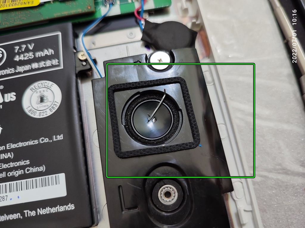스피커 유닉에 스탬플러 침이 있습니다.