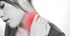 어깨가 아픈 여성