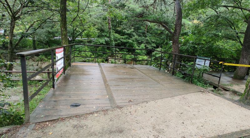 데크가 3/4 깔려있고 휀스로 둘러져 있는 E5 사이트