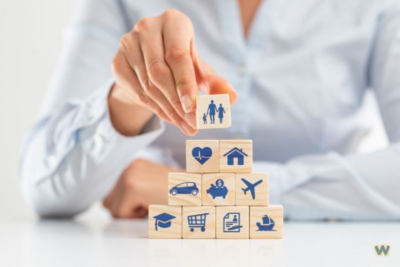 병원비 환급과 보험 보장 범위를 나타내는 나무 블록들을 손으로 보호하는 모습 - 가족, 건강, 주택, 자동차, 저축, 여행, 교육, 쇼핑 등 다양한 보험 혜택 아이콘들 via canva