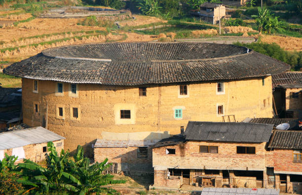 중국 푸젠성의 전통 흙 건축, 외부에서 본 원형 토루의 전경. Exterior view of a traditional round Tulou in Fujian, China