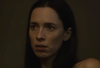 나이트하우스 영화 장면 중 여자 주인공이 클로즈업된 장면