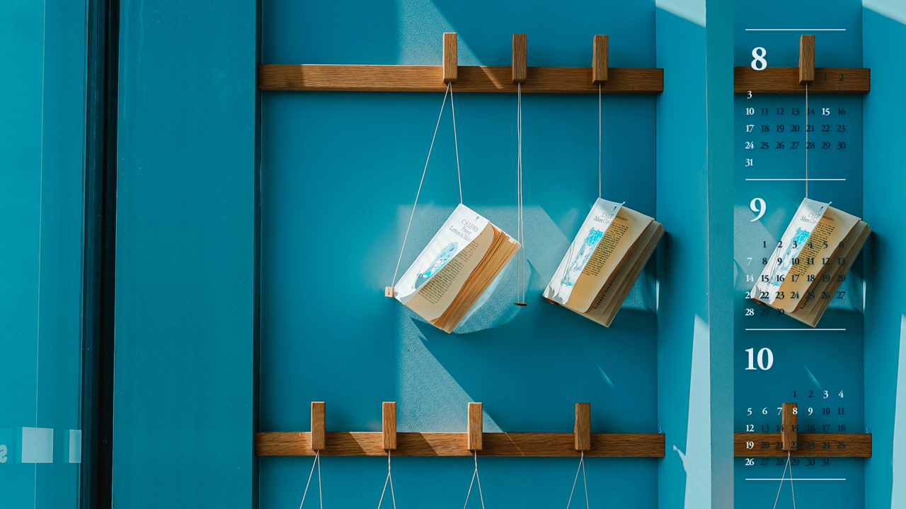 07 벽에 걸린 책 B - 2025년9월 노트북배경화면