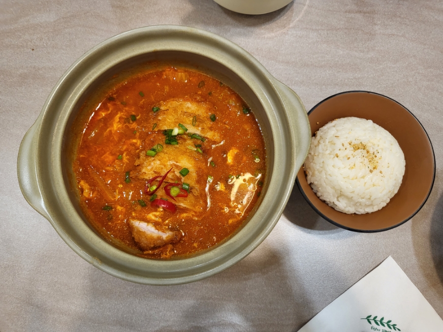 칼칼한 맛이 일품인 김치 나베 돈카츠 메뉴