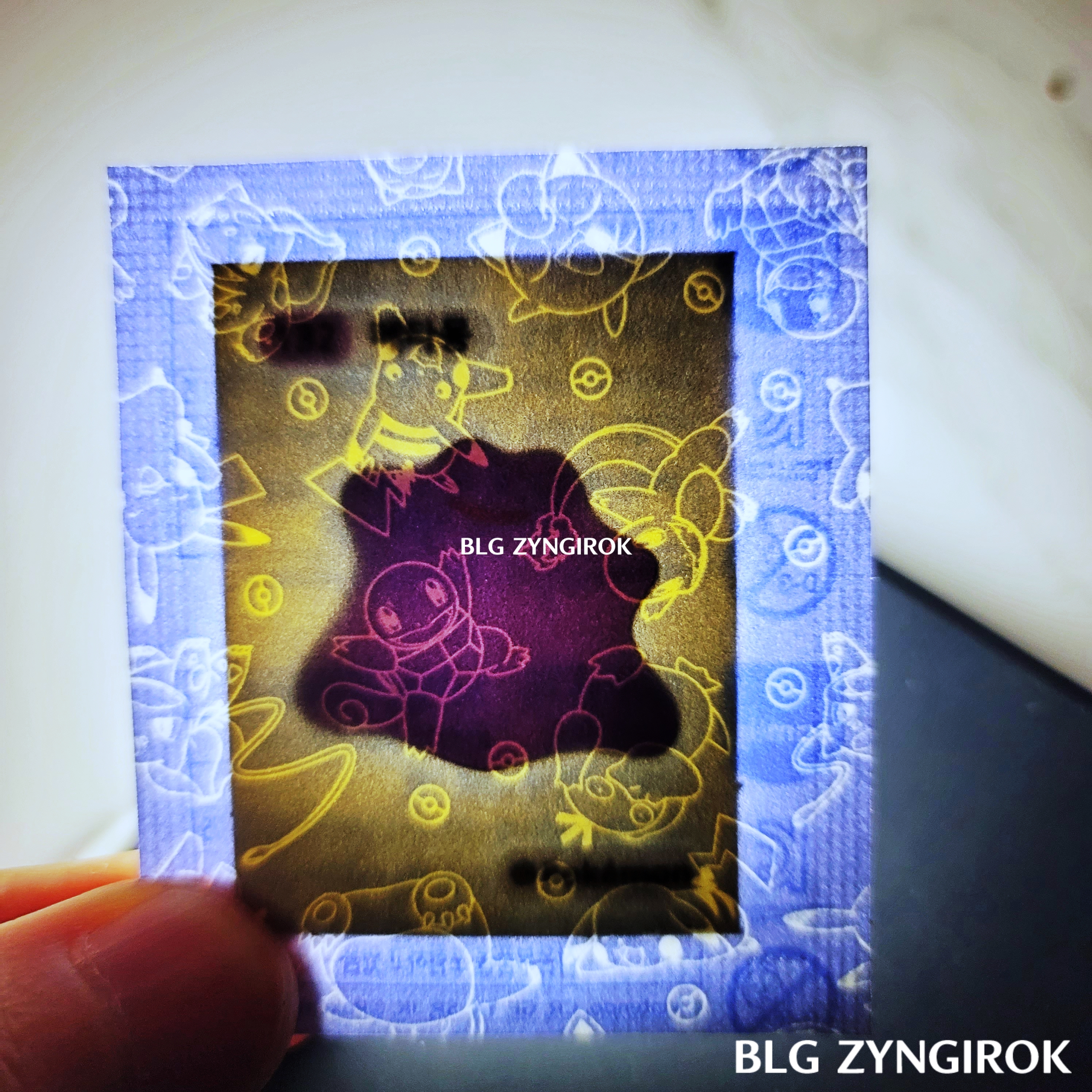 띠부띠부씰-메타몽을-들고있다.