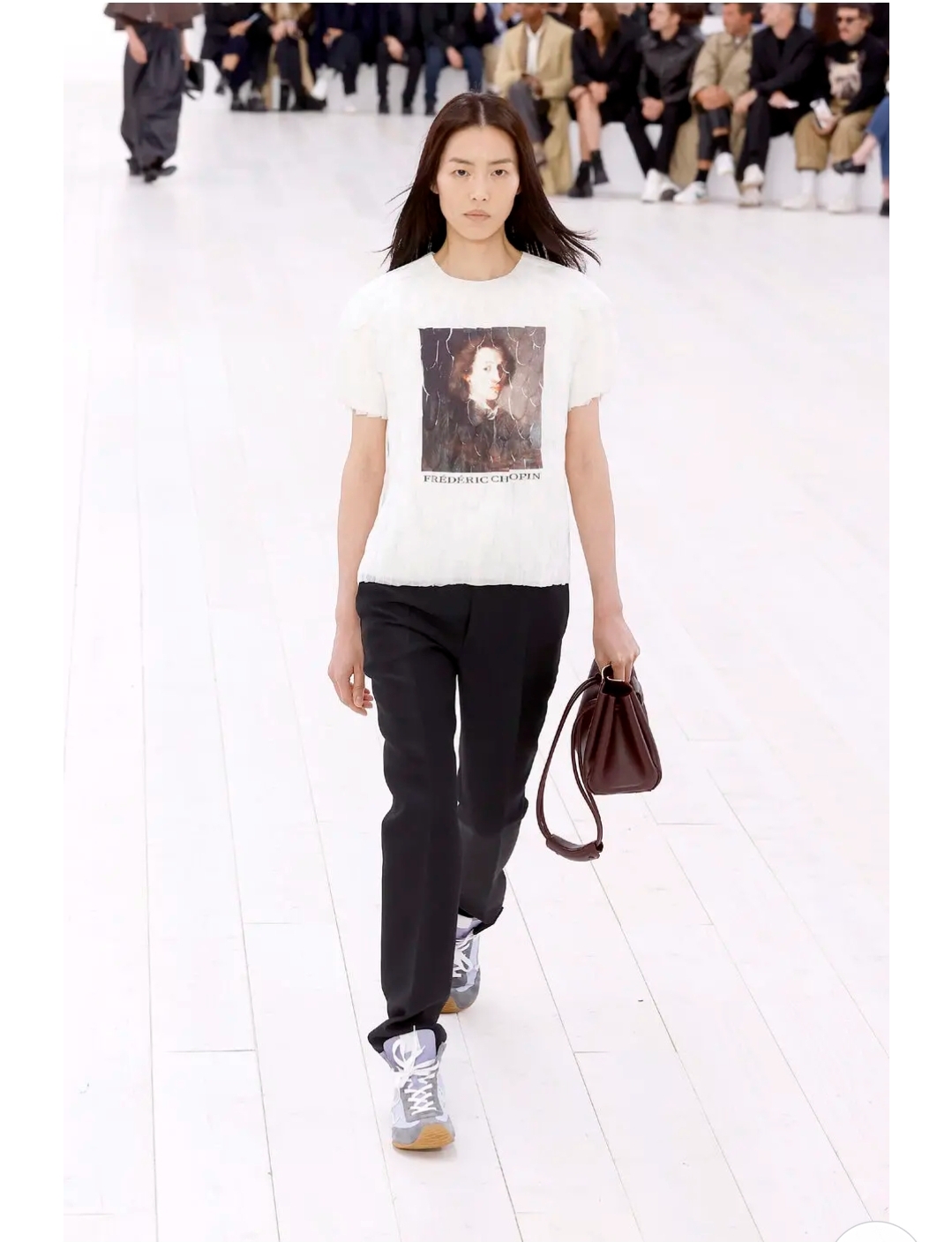 복고풍 스니커즈와 통굽 구두 스타일